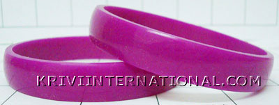 KKLK01C38 Pair of acrylic bangles in solid colour.