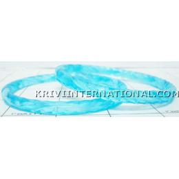KKLK03039 A pair of glass bangles with inlined design
