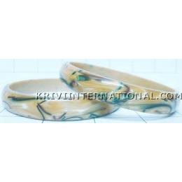 KKLK03059 A pair of acrylic bangles